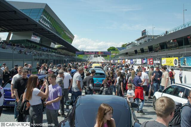 Aufstellung auf der Start-Ziel-Geraden. | Foto: Nanashi Media