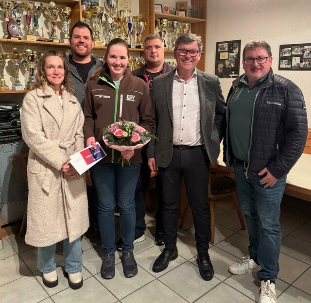 Gratulationen für die Eistockschützin Rebekka Riedler. | Foto: Gemeinde Marbach/Donau