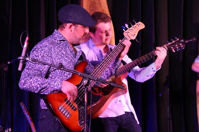 Bassist Gerhard Grubinger und Lukas Schmidlehner.