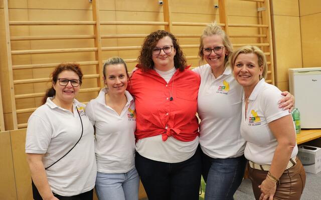 Die SP-Damen nahmen sich nur kurz für das Foto Zeit, dann ging es wieder an die Bewirtung | Foto: Edith Ertl