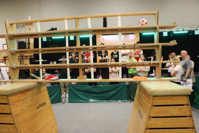 Kreativität bewiesen die Veranstalter auch beim Aufbau des riesigen Setzkastens, der in Minutenschnelle wieder abgebaut war und in anderer Konstellation für weitere Spiele eingesetzt wurde.  | Foto: Edith Ertl