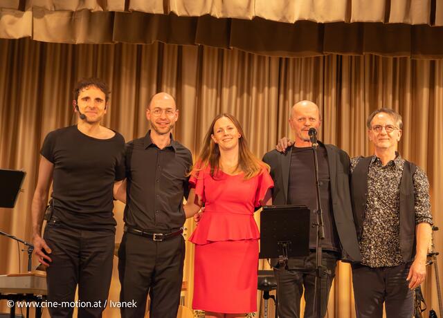 Tanja Trappl und Günter Brauneis mit Bandmitgliedern und Tontechnik. | Foto: www.cine-motion.at / Ivanek