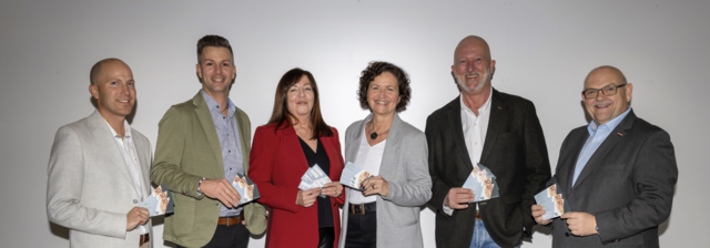 Der neue Vereins-Vorstand. v.l.: Mario Hari, Günter Hari (beide von Tischlerei MarioHari), Barbara Wagner (foliagraphics), Petra Brenner, Wolfgang Brenner (beide von the courage factory) und Ronald Rasser (WKO). | Foto: Allhauer Wirtschaft