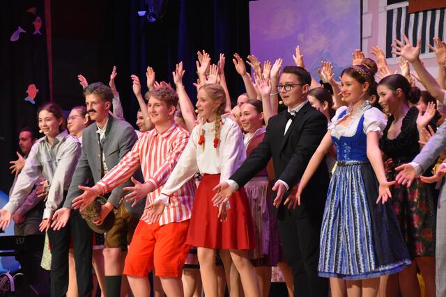 Ein "Happy End" am Wolfgangsee: Mona Muhr, Paul Rohr, Luis Schlechtleitner, Iris Schneider, Elias Haider und Valentina Simon | Foto: Michael Strini