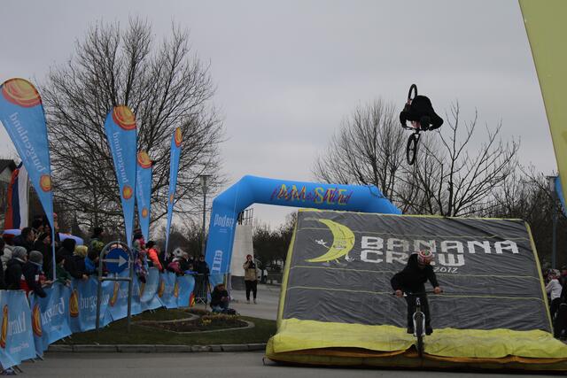Die "Banana Crew" sorgt für einen spektakulären Saisonauftakt in Podersdorf am See. 