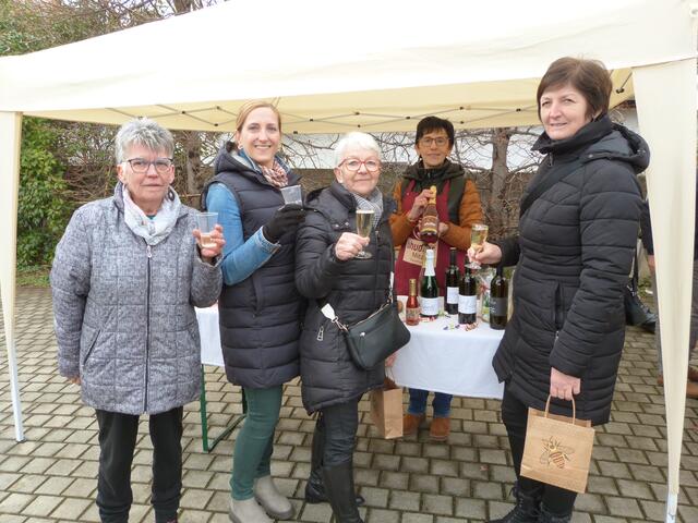 Die Damen genossen ein Gläschen Uhudler, sowie Sekt und machten sich den verregneten Vormittag schön. 