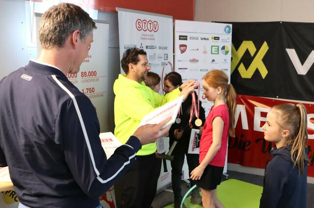 Die Medaille an Lena Angleitner und Nina Buchegger | Foto: Gerhard Langmann