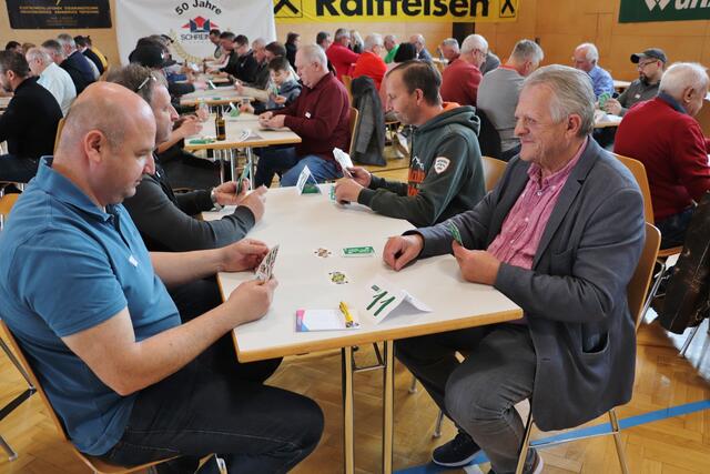 In Dobl-Zwaring flogen beim Preisschnapsen die Bummerln. | Foto: Edith Ertl