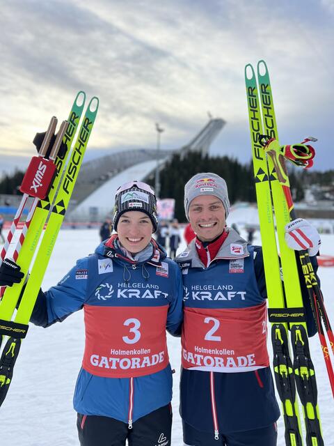 Lisa Hirner und Johannes Lamparter jubeln über ihre Podestplätze am Holmenkollen – Hirner wird starke Zweite, Lamparter kämpft sich auf Rang drei. | Foto: Ski Austria/Derganc 