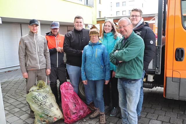 Ehrenamtliche aus Vereinen und Freundeskreisen machten in Lieboch beim Frühjahrsputz eine reiche Ausbeute an Müll. | Foto: Edith Ertl