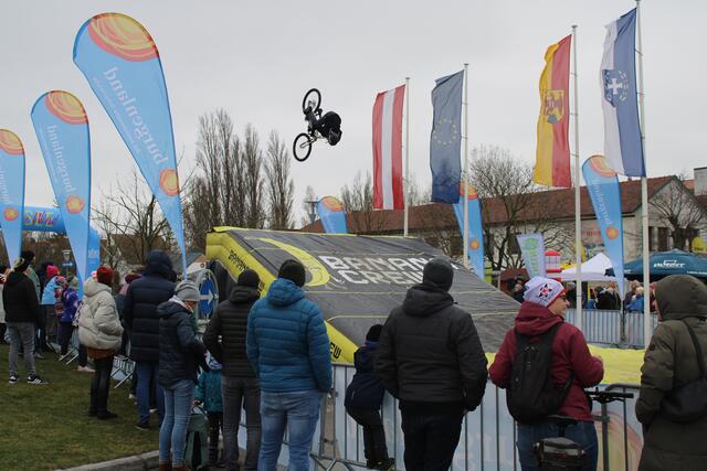 Die Stunts der Sportler werden von dem Publikum in Podersdorf bestaunt. 