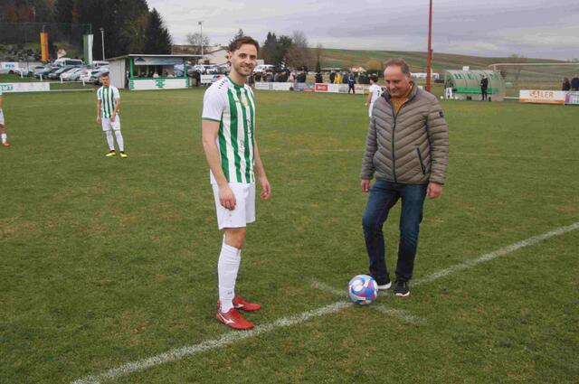 Den Ankick zum Schlager der 1. Klasse Süd - Schlaining gegen Markt Neuhodis - nahm Franz Schoditsch mit Kapitän Lukas Postmann vor. Man könnte sagen: Schoditsch brachten den Matchball und nahm die drei Punkte mit nach Hodis.