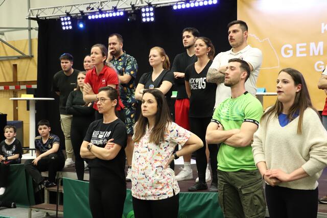 Der konzentrierte Blick der Teilnehmer galt zwei Minuten lang einem riesigen Setzkasten. 20 Gegenstände, darunter Schlüsselbund, Batterie, Ball oder Mohnweckerl sollten sich gemerkt und auf einem Blatt Papier in möglichst richtiger Reihenfolge wieder zugeordnet werden.  | Foto: Edith Ertl