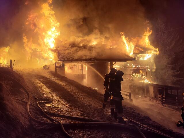 Stall steht in Flammen. | Foto: Stützpunkt-Feuerwehr Winklern