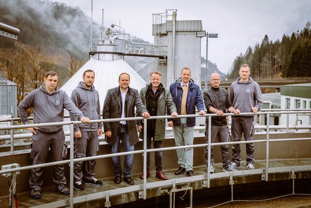 Stolz auf moderne Kläranlage (v. l.): Wolfgang Haselwander, Sascha Jelinek, Rene Windisch, Bgm. Mario Abl, Josef Maier, Thomas Schellauf und Mario Maretic. | Foto: Armin Russold