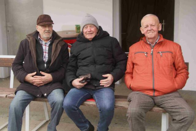 Die Fanbank war wie immer mit Kirchknopf, Herbst und Fritz prominent besetzt.