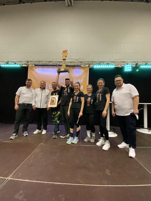 Stephan Scheifinger, Manfred Komericky und Christian Kauc gratulierten den Siegern der Teamolympiade Kalsdorf. | Foto: Goldberg