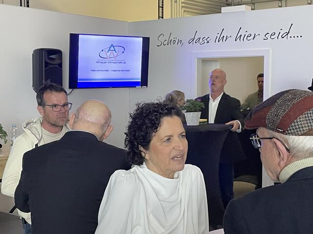 Beim Treffen im Wersi-Zentrum in Markt Allhau mussten, ob des großen Interesses, zusätzliche Tische aufgestellt werden. | Foto: Gernot Heigl
