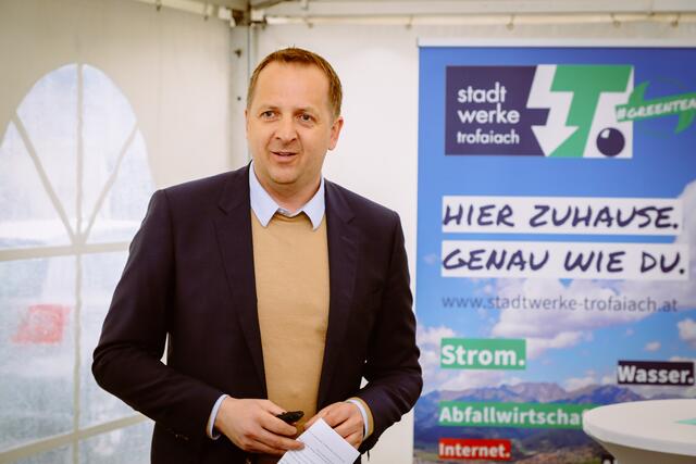 Geschäftsführer der Stadtwerke Josef Maier erinnerte daran, welche Leistung es ist, schmutziges Abwasser so zu säubern, dass man es ohne Bedenken wieder nutzen kann.  | Foto: Armin Russold