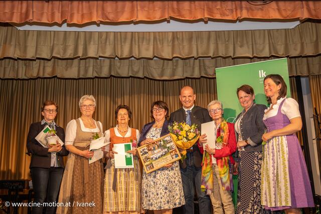 Die Frauen, die geehrt wurde mit dem Ehrungskomitee und dem Dankeschön an Margit Kitzweger-Gall.
Marianne Unger, Auguste Wittner, Hildegard Schorn, Margit Kitzweger-Gall, Otto Auer, Johanna Pecina, Andrea Wagner und Eva Wittner (vlnr). | Foto: www.cine-motion.at / Ivanek
