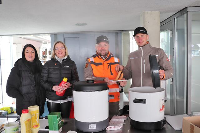 Die Jause haben sich die Ehrenamtlichen verdient, die am Samstag bei unwirtlichem Wetter bei der Flurreinigungsaktion in Lieboch mitmachten. Die freundlichen "Haubenköche" erwarteten die Frühjahrsputzer nach getaner Arbeit mit köstlichen Würsteln.   | Foto: Edith Ertl