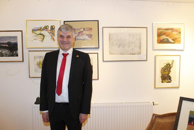 Arno Löffler von der Galerie Widder aus Wien, welche einen Großteil der Bilder besitzt. | Foto: Walter Kellner