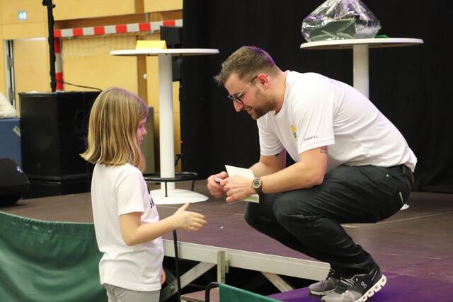 Stephan Scheifinger bei der Übergabe der Preise aus dem Losverkauf.  | Foto: Edith Ertl