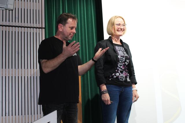 Eine Schwungvolle Komödie unter dem Regisseur René Pichler und der Regie-Assistentin und Obfrau Anita Jarabeck  | Foto: Helga Gößwellner