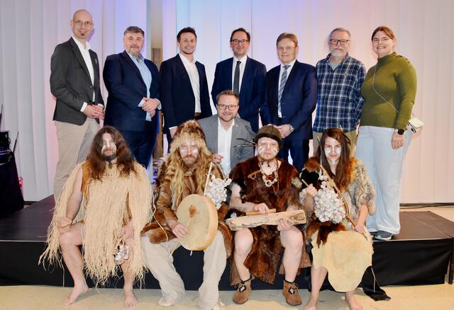 Fachbereichsleiter Landessammlungen NÖ Armin Laussegger, Franz Pieler, Christoph Mayer, Erich Stubenvoll, Andreas Minnich, Manfred Meixner, Thomas Einwögerer und Hannah Rohringer mit den "Knochenmusikanten"