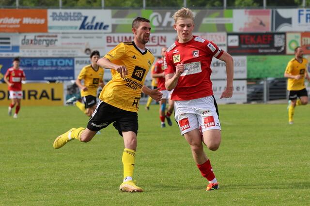 Patrick Braumann (in Gelb) und die Union Senftenbach, die als Dritter überwinterte, starten am Samstag mit einem (Heim-)Topspiel gegen den Tabellenzweiten Diersbach in die Rückrunde der Bezirksliga West. Die Union Gurten (in Rot) trifft auf den SV Lambrechten.  | Foto: Reinhard Schröckelsberger