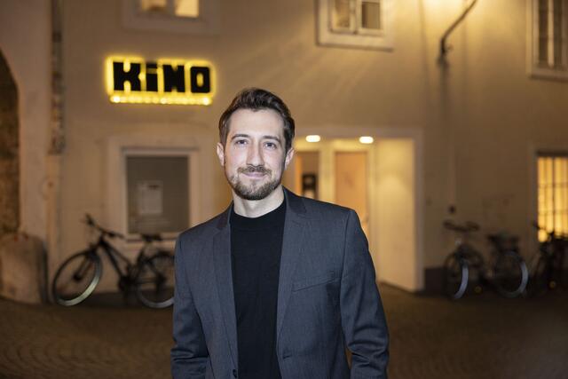 "Ich will und wollte Geschichten selbst erzählen und nicht darauf angewiesen sein, gecastet zu werden. Als Filmemacher kann ich die Geschichten selbst auswählen und erschaffen", sagt Filmemacher und gebürtige Salzburger Bernhard Wenger, dessen Langfilmdebüt "Pfau - Bin ich echt?" aktuell in den heimischen Kinos läuft. Hier vor dem Das Kino in der Salzburger Altstadt bei der Salzburg-Premiere seines Films. | Foto: Das Kino/Erika Mayer