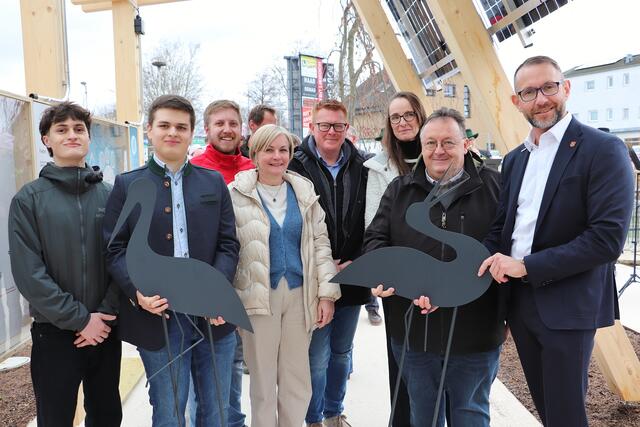 Paul Wulz, Johannes Windisch, Petra Brandweiner-Schrott, Günther Greier und Stefan Helmreich (alle 1.Reihe) dahinter Michael Wippel, Jürgen Hübler und Yasmin Hörner-Bassa bei der Eröffnung des Storchenparks Lieboch. | Foto: Edith Ertl