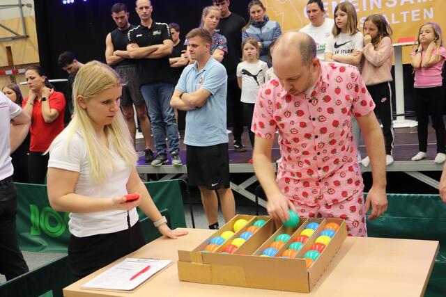 War schwieriger, als es aussah: Gegen die Stoppuhr mussten die bunten Kugeln in eine vorgegebene Reihenfolge gebracht werden. Die "Frechen Früchtchen" meisterten die Aufgabe bravourös.  | Foto: Edith Ertl