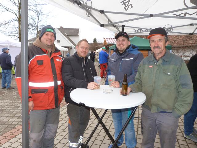 Vom Nieselregen geschützt genossen die Männer den Vormittag am Stoober Bauernmarkt. 