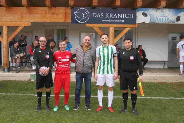 Tischlerei Schoditsch aus Markt Neuhodis übernahm die Patronanz des Derbys Schlaining gegen Markt Neuhodis - Seniorchef Franz Schoditsch führte mit Schiri Imre Jeger die Mannschaften auf das Spielfeld.