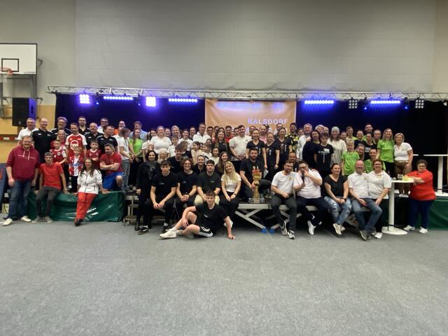 Die 15 Teams mit den Organisatoren hatten bis zum Schluss viel Spaß bei der Teamolympiade in Kalsdorf. An den Start gingen Vereine, Freundes- und Kollegenteams sowie Familienclans.  | Foto: Goldberg