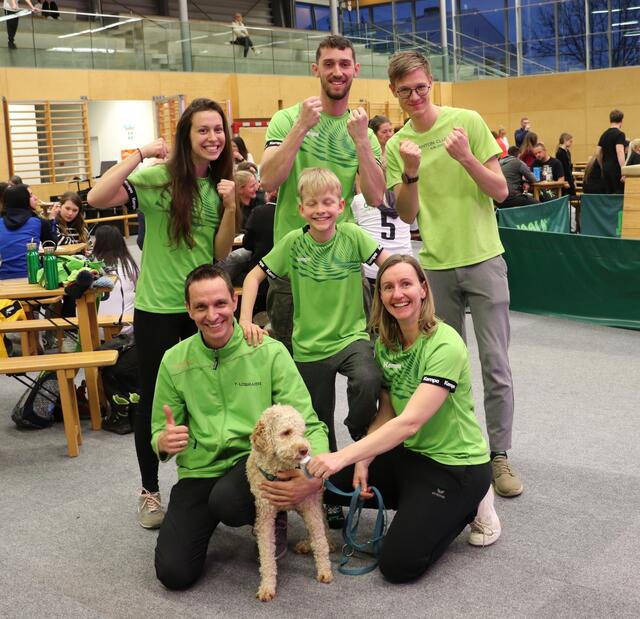 Das Badminton-Team  unter Leitung von Obmann Florian Lobmaier lieferte sich mit dem Team Bob, die Baumeister, ein Kopf-an-Kopf rennen. Das Endergebnis war denkbar knapp, Platz 2 für die Experten mit dem Federballschläger.  | Foto: Edith Ertl