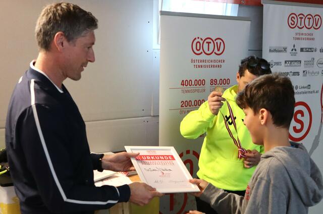 Oberschiedsrichter Stefan Hirn überreicht die Siegerurkunde | Foto: Gerhard Langmann