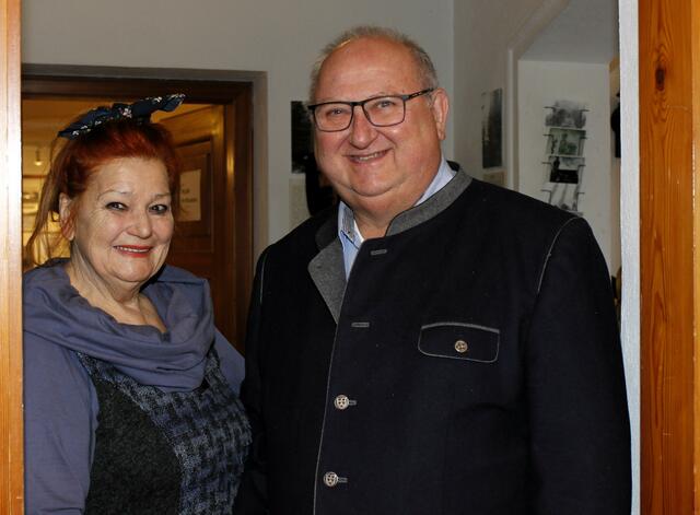 Obfrau Margit Margit Zollitsch freute sich Bgm. Manfred Wühl zur Vernissage begrüßen zu dürfen.  | Foto: Walter Kellner