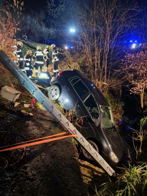 Auto kam ins Rollen und stürzte in einen Bach. | Foto: Feuerwehr Ferlach