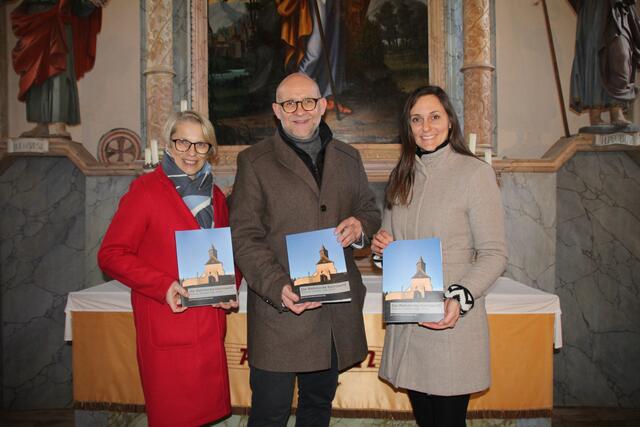 Auf großes Interesse stieß der Tag der offenen Tür am Sonntag, 16. März, samt Buchpräsentation über die Wehrkirche Kleinzwettl bei Gastern im Waldviertel. | Foto: Petra Pollak