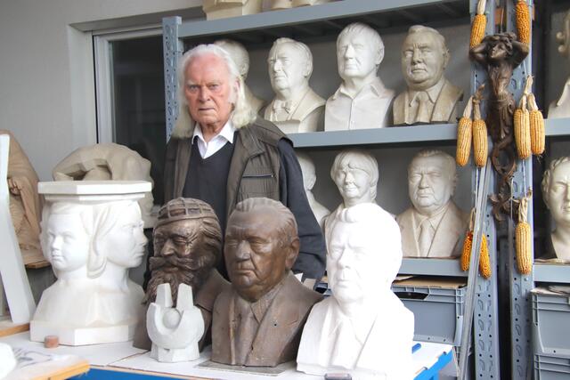 Seine Büsten von Prominenten machten ihn bekannt: Bildhauer Josef Lehner arbeitet auch mit 90 Jahren noch immer an seinem künstlerischen Werk. | Foto: Martin Wurglits
