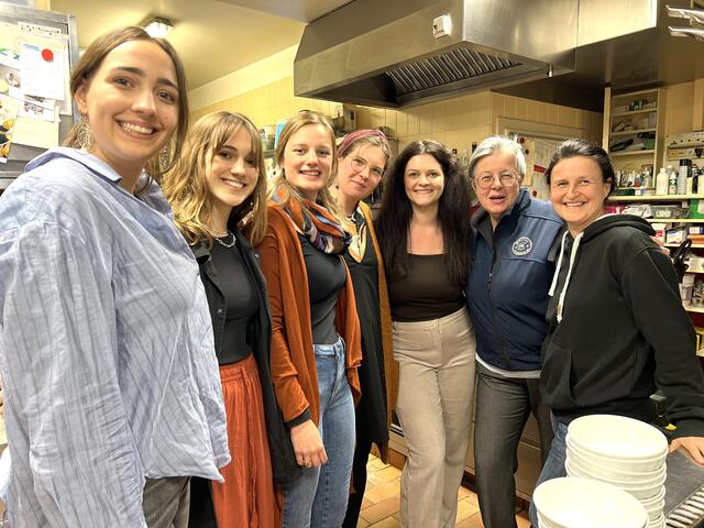 Freude am gemeinsamen Projekt (v. l.): Nadine Auer, Clara Schlögl, Marlies Fellner, Sophia Kinger und Daniela Posch (alle FH Joanneum Graz), Ilse Blachfellner-Mohri (Gasthof Eberhard) und Gunilla Plank (Iron-Women-Netzwerk) starten die erste WG-Party.  | Foto: Elisabeth Egle