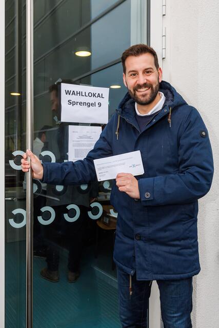 Der Bürgermeister von Bludenz Simon Tschann (ÖVP) am Sonntag, 16. März 2025, im Rahmen der Vorarlberger Gemeindevertretungs- und Bürgermeisterwahlen in Bludenz. | Foto: APA Picture Desk/B. Hofmeister