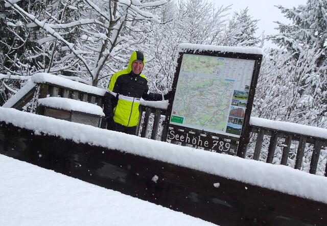 Auf der tief verschneiten Aussichtsplattform auf dem Dachsberg