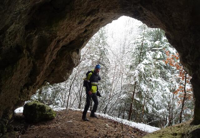 In dieser Felsnadel ist eine geräumige Höhle.