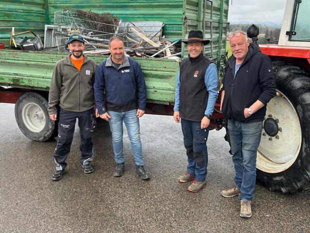 Die Hänger waren voll beladen und wurden zur Sammelstelle am Gelände von Heinz Turk gebracht. | Foto: Wutte