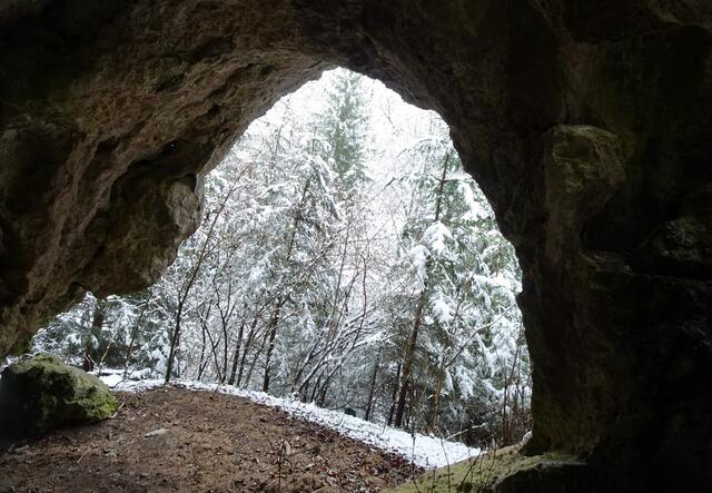Spektakuläre Höhle in einer riesigen Felsnadel