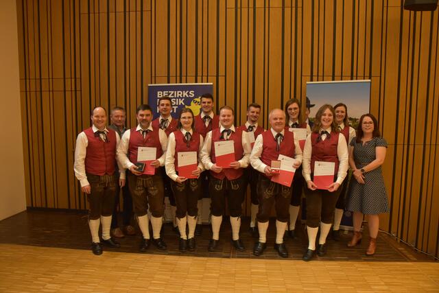 Der Musikverein Kimpling durfte im Rahmen des Festkonzertes wieder einige langjährige Musiker und Musikerinnen ehren.