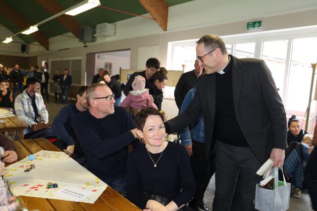 Pfarrer Markus Schöck im Gespräch mit den Gästen.